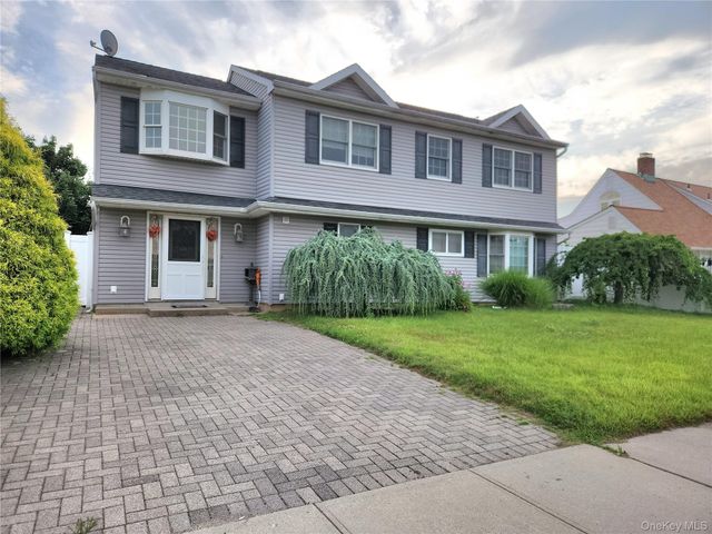 34 Arch Lane, Hicksville, NY 11801