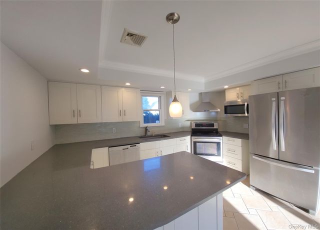 34 Arch Lane, Hicksville, NY 11801