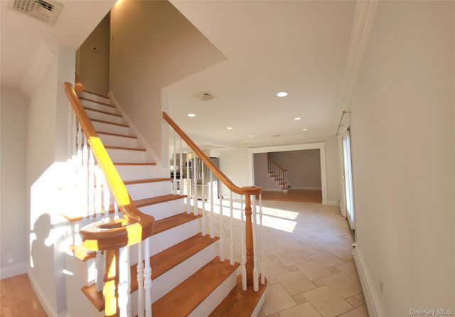34 Arch Lane, Hicksville, NY 11801
