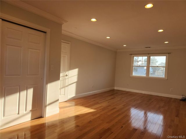 34 Arch Lane, Hicksville, NY 11801
