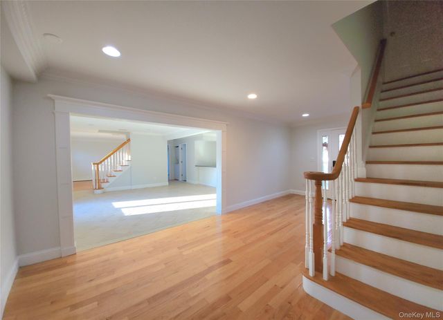 34 Arch Lane, Hicksville, NY 11801