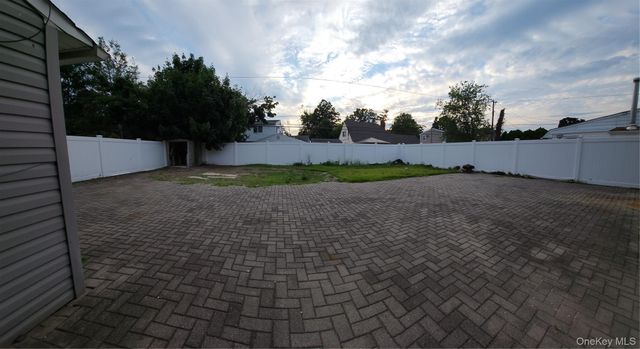 34 Arch Lane, Hicksville, NY 11801