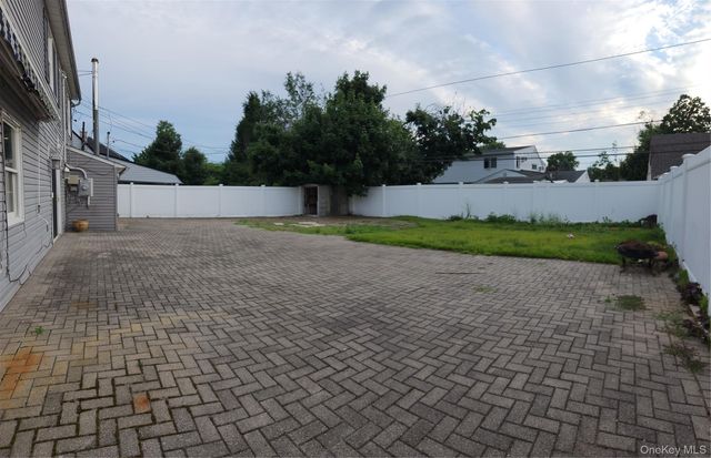 34 Arch Lane, Hicksville, NY 11801
