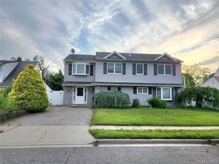 34 Arch Lane, Hicksville, NY 11801