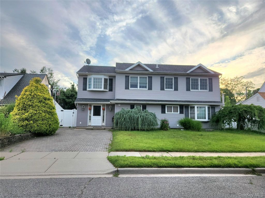 34 Arch Lane, Hicksville, NY 11801