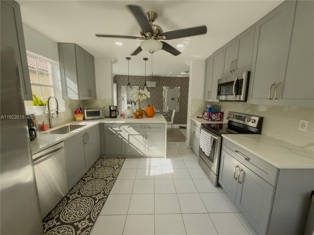 5460 NW 49th Ave, Coconut Creek, FL 33073