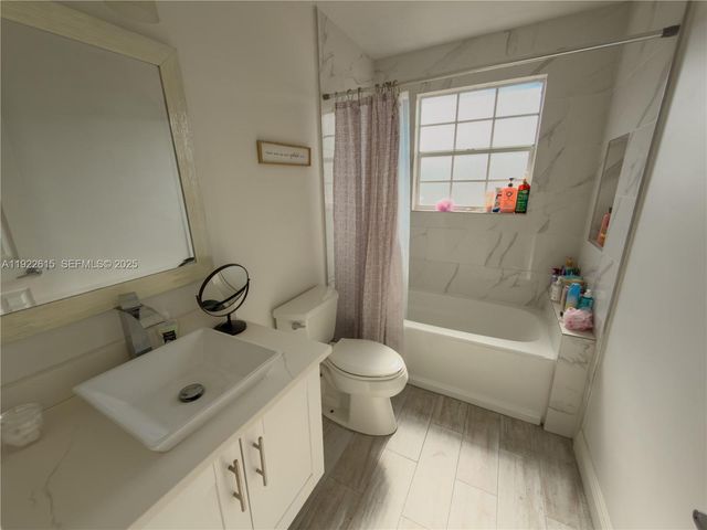 5460 NW 49th Ave, Coconut Creek, FL 33073