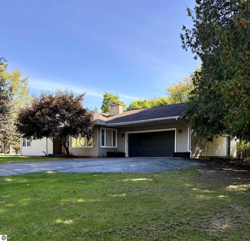 Image 1 of property listing at 132 Fox Drive, St Louis, MI 48880
