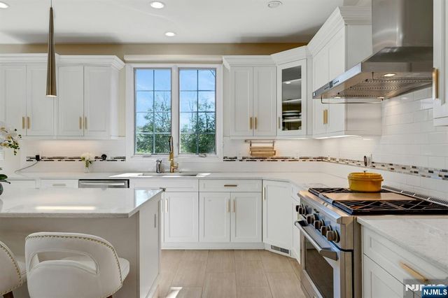 26 Sunset Road, Livingston, NJ 07039