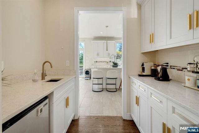 26 Sunset Road, Livingston, NJ 07039