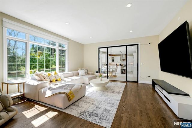 26 Sunset Road, Livingston, NJ 07039