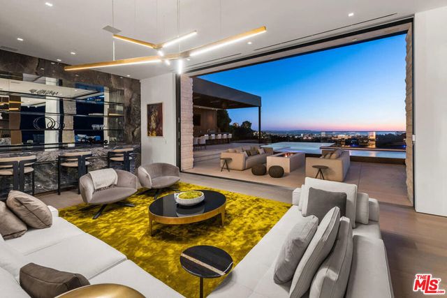 1035 Stradella Road, Los Angeles, CA 90077