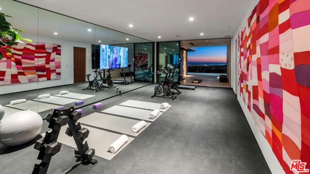 1035 Stradella Road, Los Angeles, CA 90077