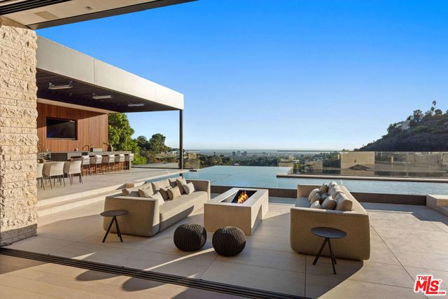 1035 Stradella Road, Los Angeles, CA 90077