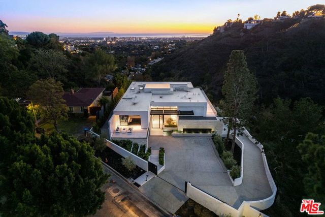 1035 Stradella Road, Los Angeles, CA 90077