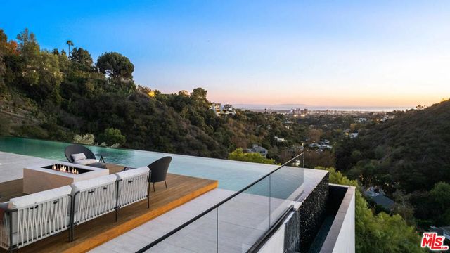 1035 Stradella Road, Los Angeles, CA 90077