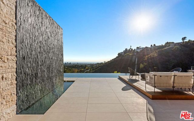 1035 Stradella Road, Los Angeles, CA 90077