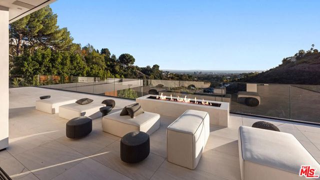 1035 Stradella Road, Los Angeles, CA 90077