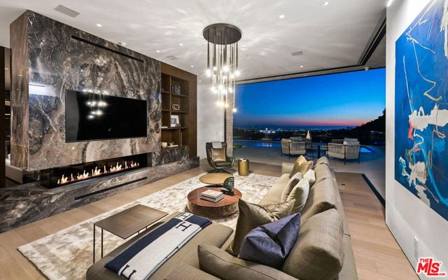 1035 Stradella Road, Los Angeles, CA 90077