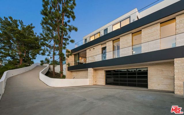 1035 Stradella Road, Los Angeles, CA 90077