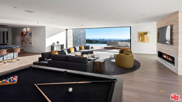 1035 Stradella Road, Los Angeles, CA 90077