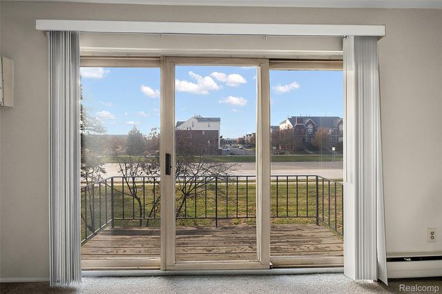 2859 E Maple Road 15, Birmingham, MI 48009