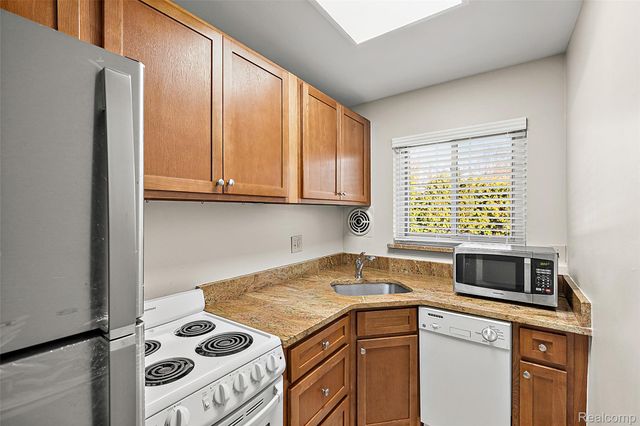 2859 E Maple Road 15, Birmingham, MI 48009