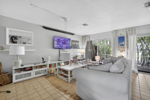 153 W Hemingway Circle W, Margate, FL 33063