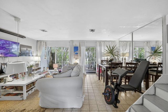 153 W Hemingway Circle W, Margate, FL 33063