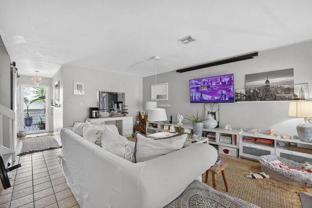 153 W Hemingway Circle W, Margate, FL 33063