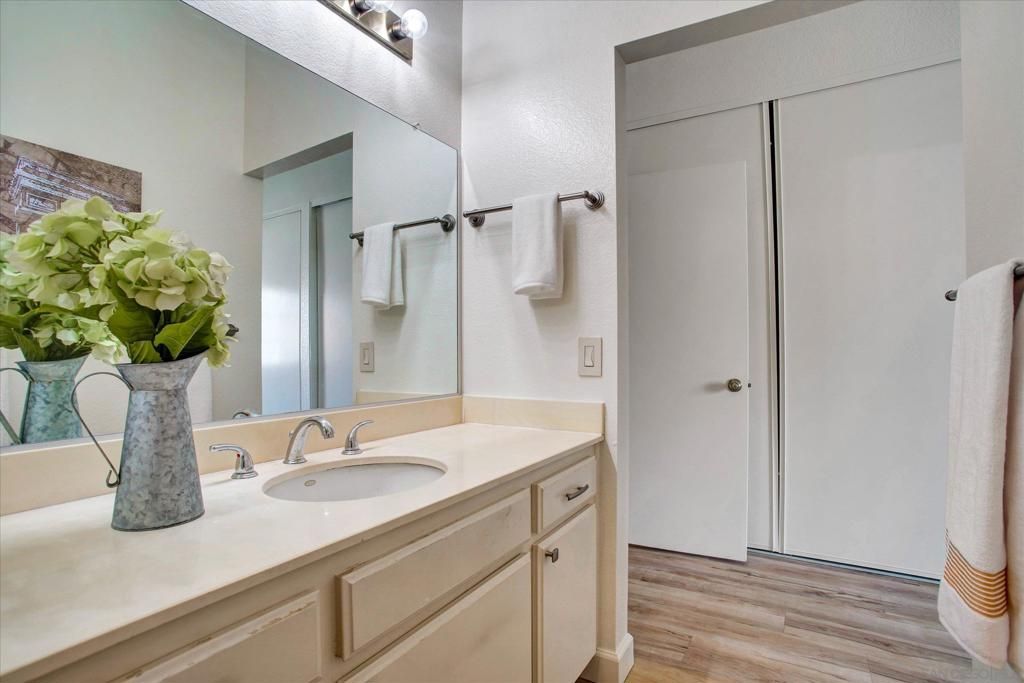Image 23 of property listing at 4230 Porte De Palmas 43, San Diego, CA 92122