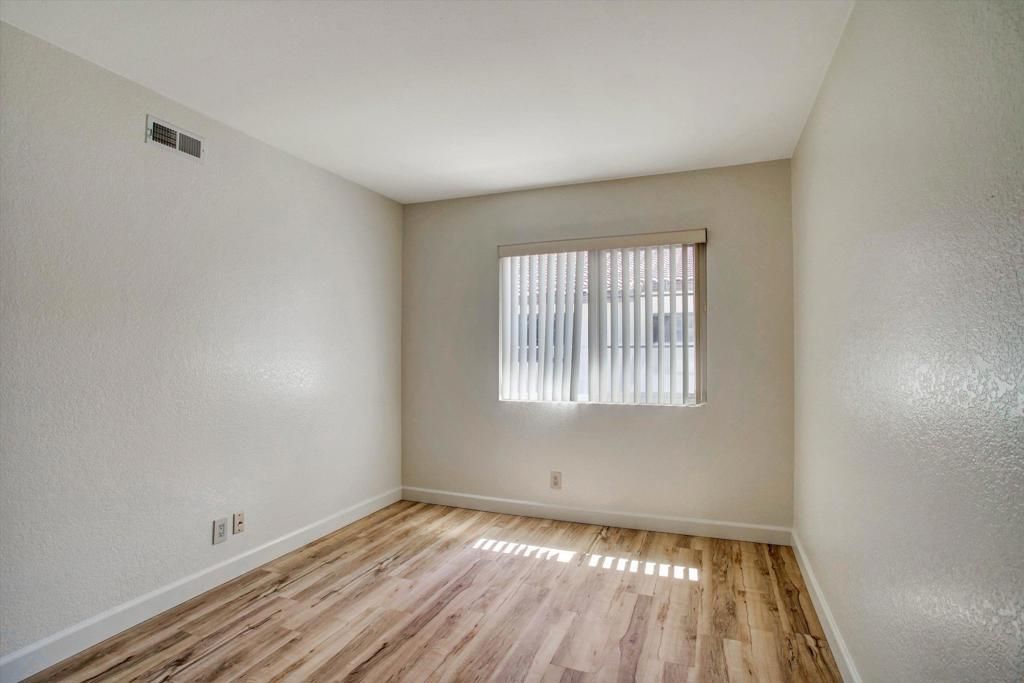 Image 25 of property listing at 4230 Porte De Palmas 43, San Diego, CA 92122