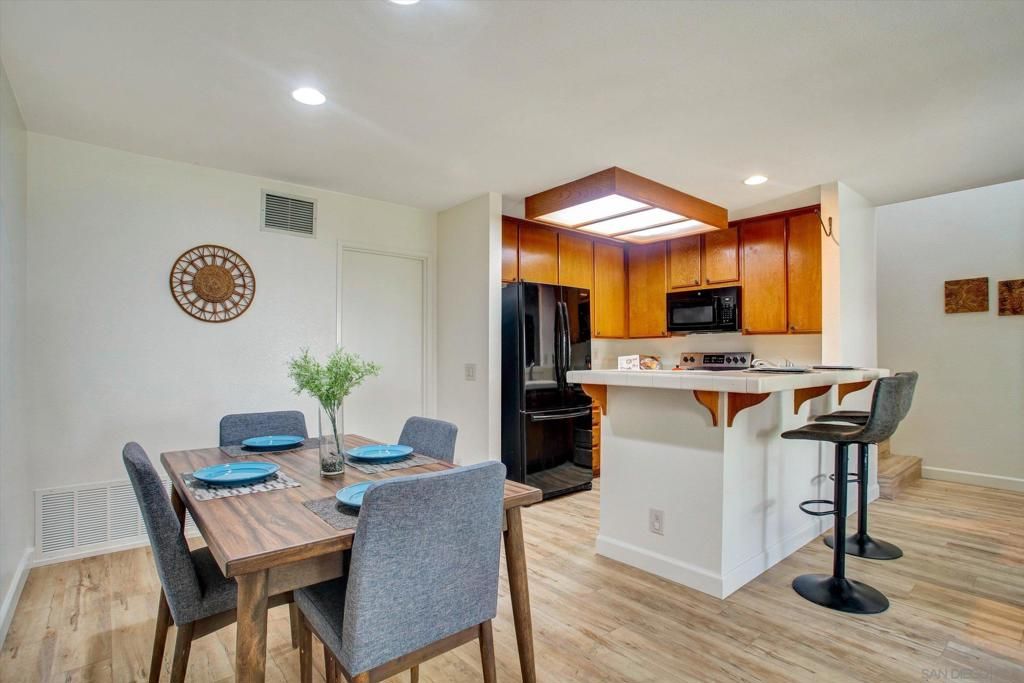 Image 3 of property listing at 4230 Porte De Palmas 43, San Diego, CA 92122