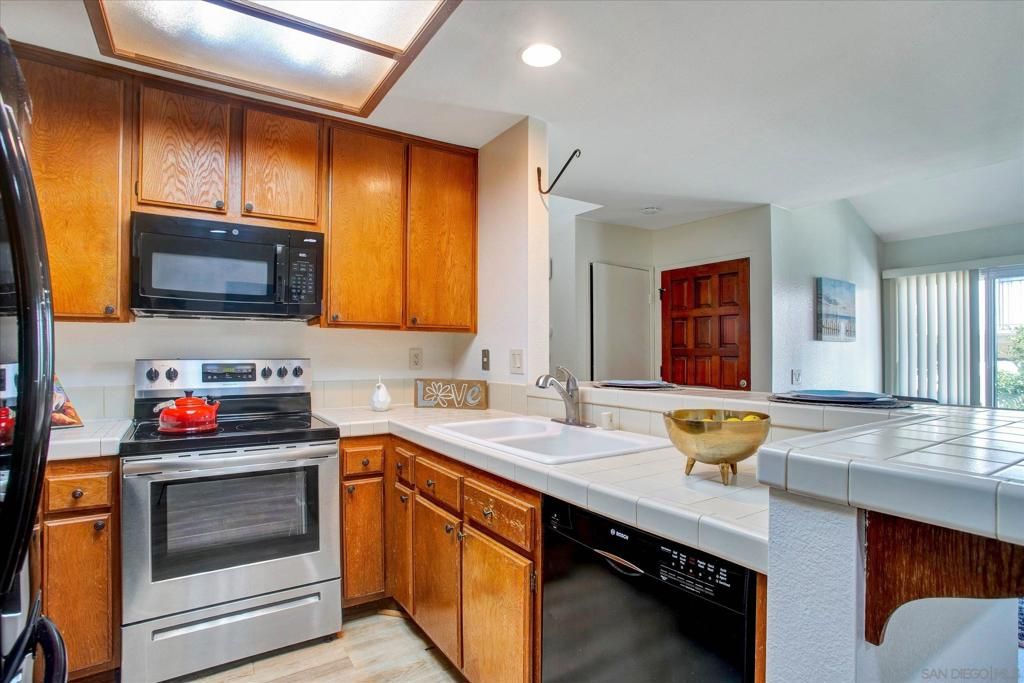 Image 6 of property listing at 4230 Porte De Palmas 43, San Diego, CA 92122