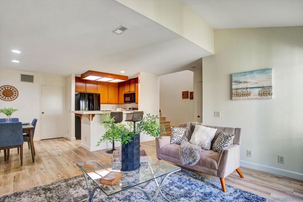 Image 8 of property listing at 4230 Porte De Palmas 43, San Diego, CA 92122