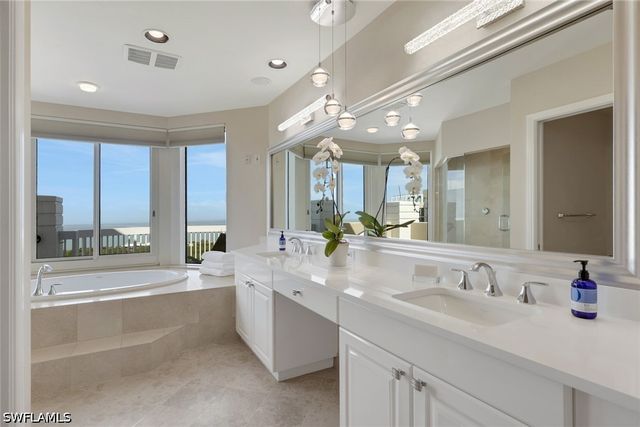 7117 Pelican Bay BLVD 16, Naples, FL 34108