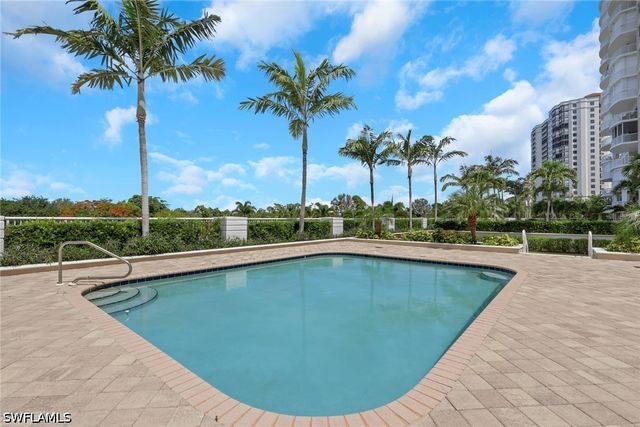 7117 Pelican Bay BLVD 16, Naples, FL 34108