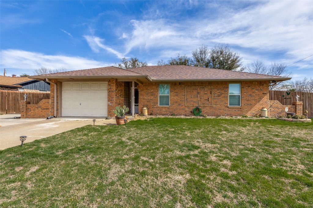 708 Vickie Drive, Azle, TX 76020