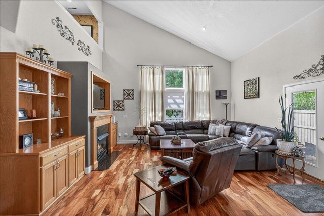 997 N Mountain Avenue, Central Point, OR 97502
