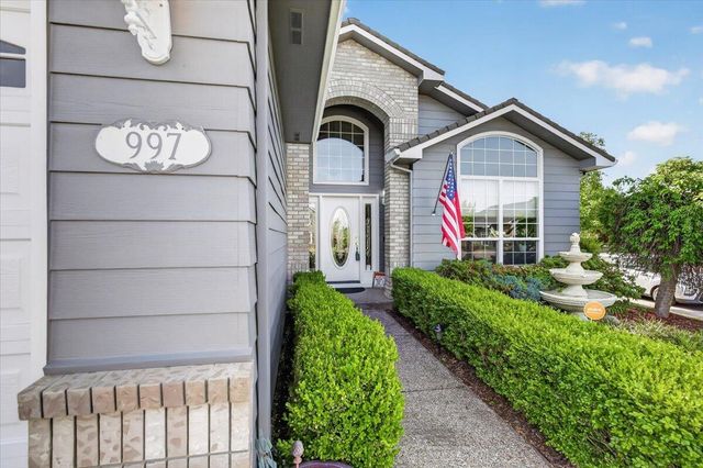 997 N Mountain Avenue, Central Point, OR 97502
