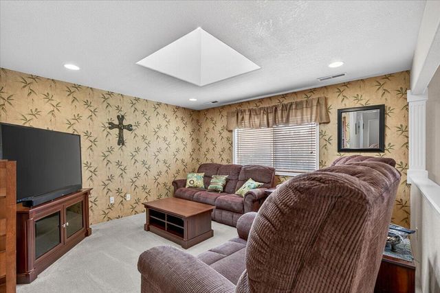 997 N Mountain Avenue, Central Point, OR 97502