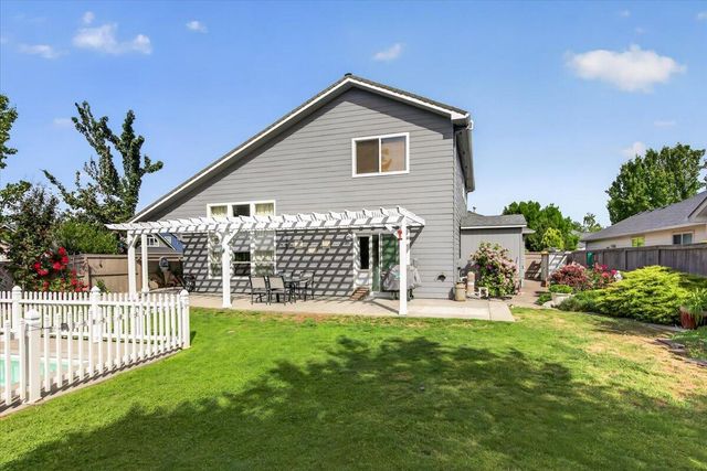 997 N Mountain Avenue, Central Point, OR 97502