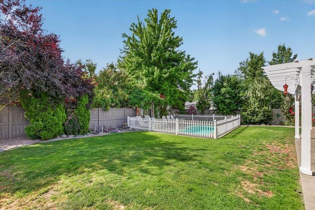 997 N Mountain Avenue, Central Point, OR 97502
