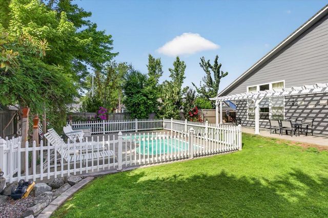 997 N Mountain Avenue, Central Point, OR 97502