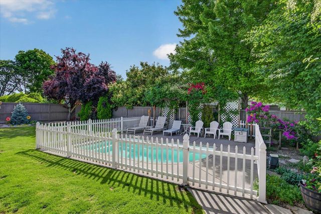 997 N Mountain Avenue, Central Point, OR 97502