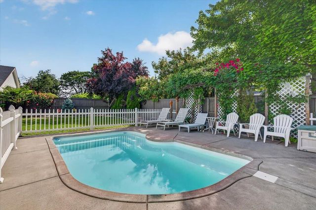 997 N Mountain Avenue, Central Point, OR 97502