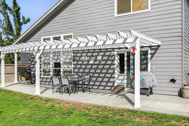 997 N Mountain Avenue, Central Point, OR 97502