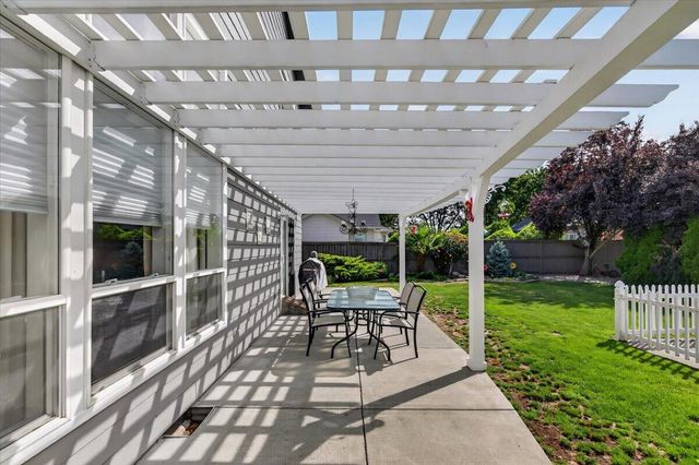 997 N Mountain Avenue, Central Point, OR 97502