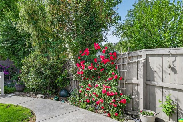 997 N Mountain Avenue, Central Point, OR 97502
