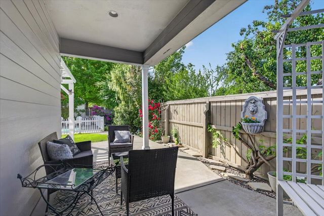 997 N Mountain Avenue, Central Point, OR 97502